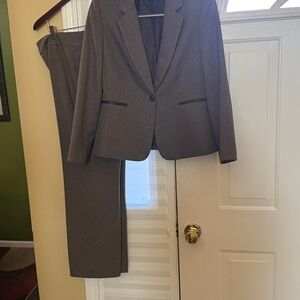 Women’s 2 piece pant suit in size 8P